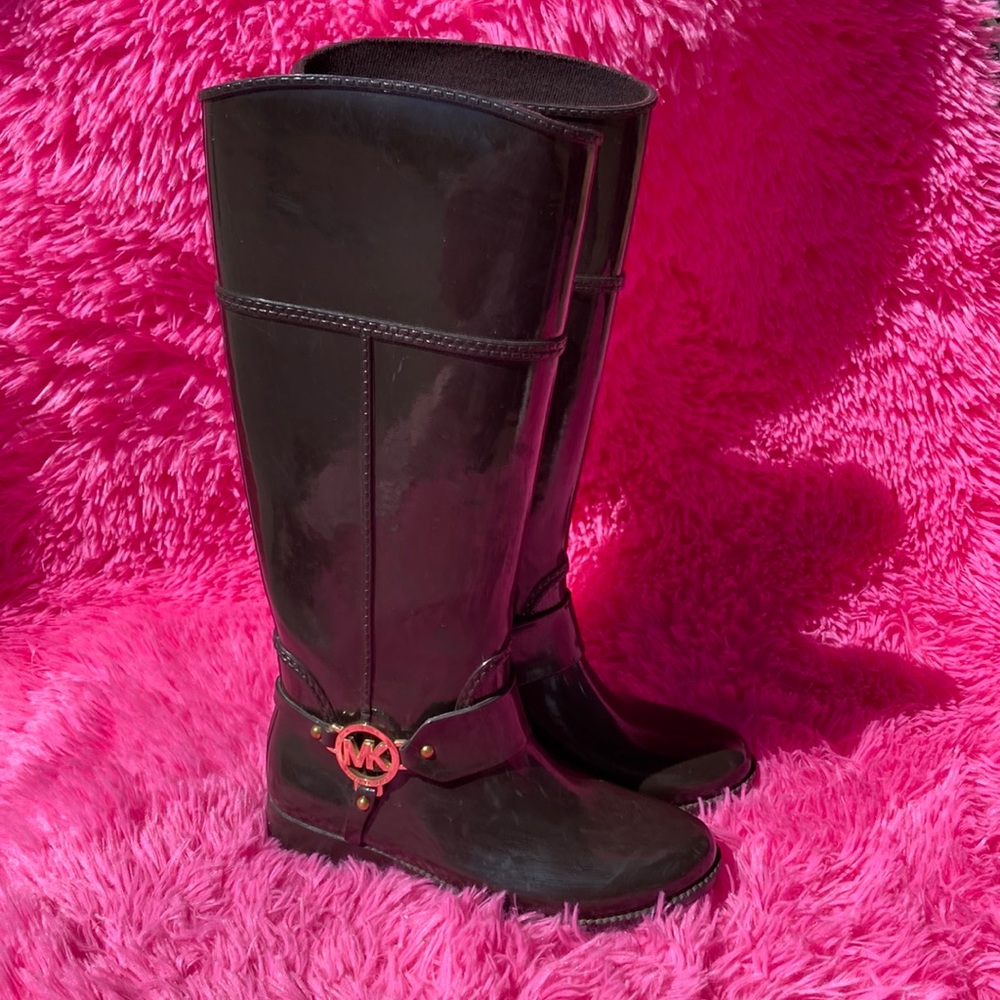 Michael Kors Fulton rain boots in black with gold tone hardware size 6